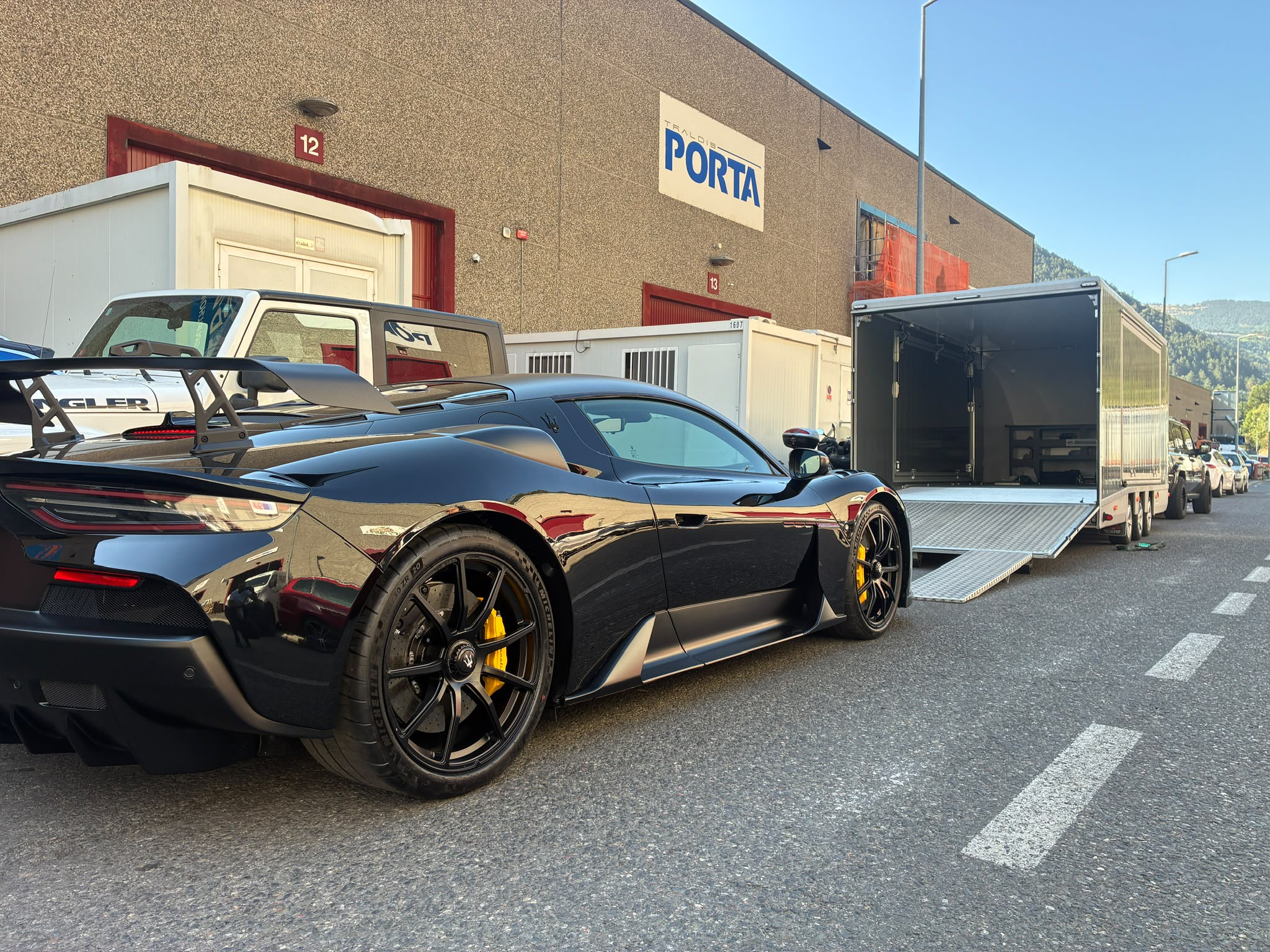 McLaren siendo cargado