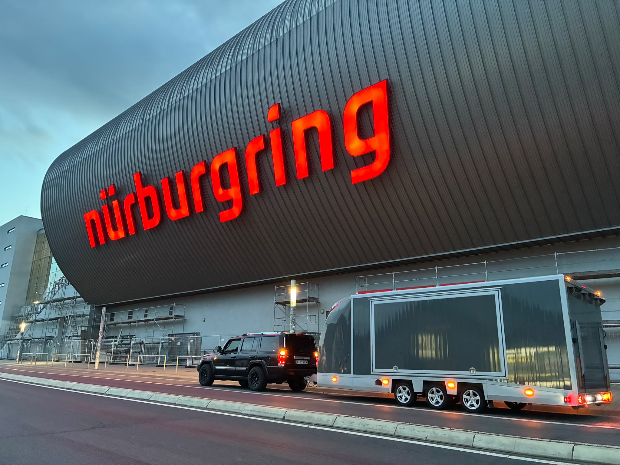 Remolque cerrado de Última Vuelta Transport en el Nürburgring