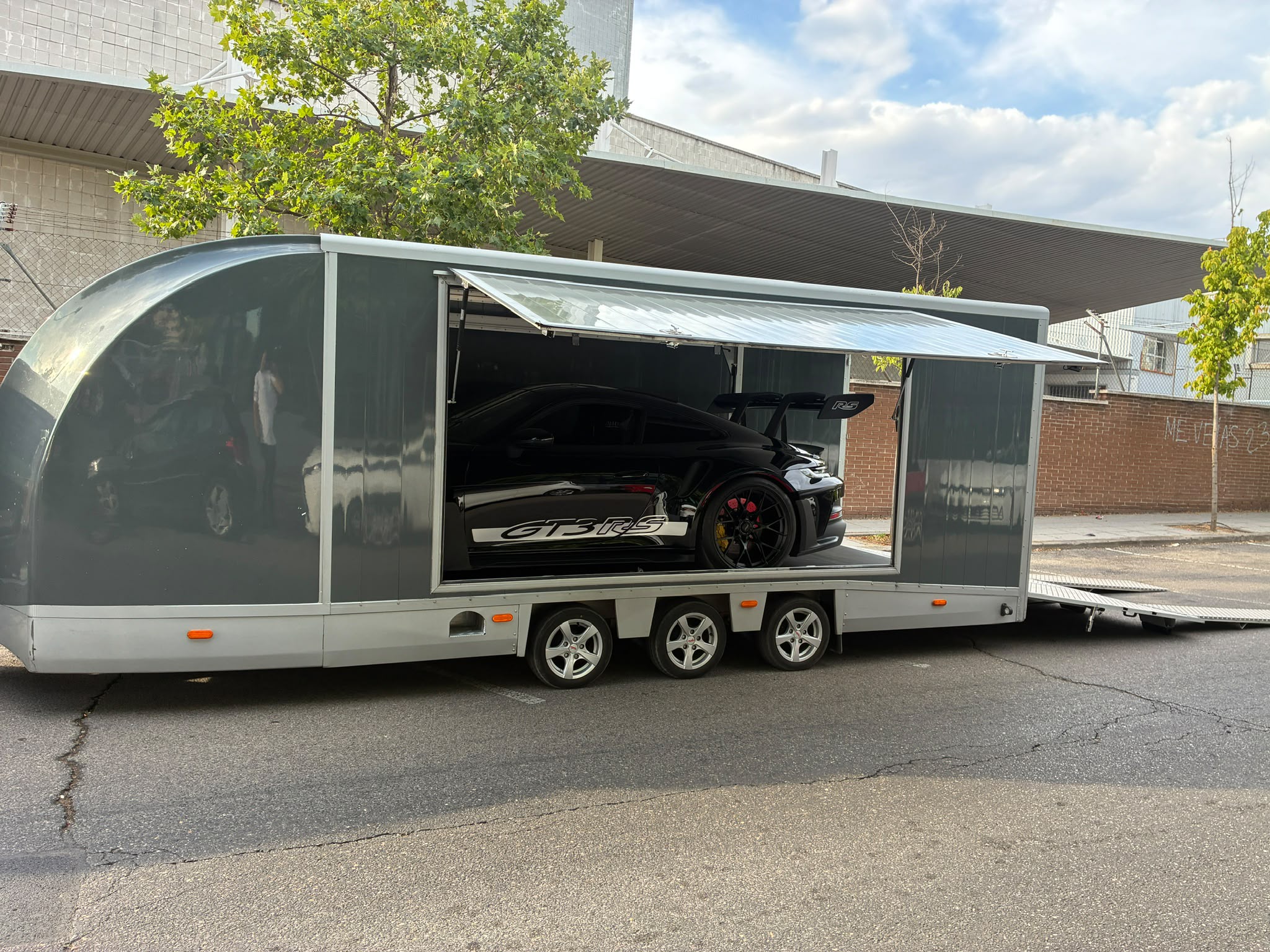 Cargando GT3 RS en remolque Última Vuelta